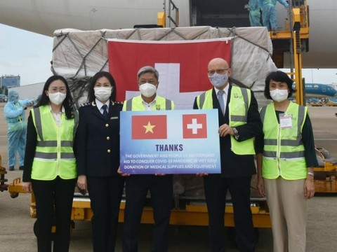 Lô thiết bị y tế trị giá 126 tỷ đồng từ Thụy Sĩ đến Việt Nam